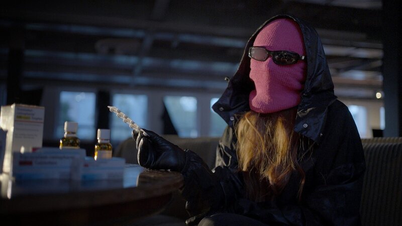 Caro (Name geändert) konsumiert regelmäßig starke Schmerz- und Beruhigungsmittel. – Bild: ZDF und Markus Müller