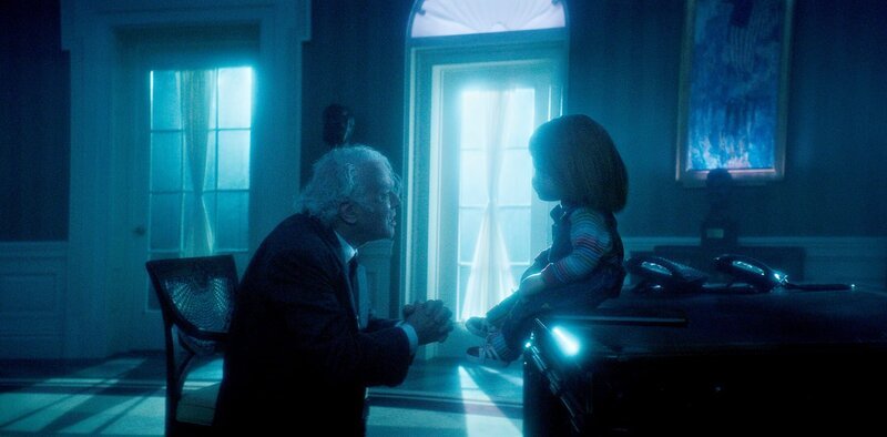 (l-r) Brad Dourif als Charles Lee Ray, Chucky – Bild: SYFY /​ NBCUniversal