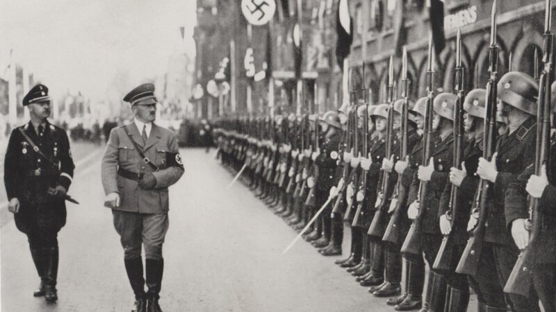 Adolf Hitler bei einer Truppen-Inspektion. – Bild: ZDF und Spiegel-TV