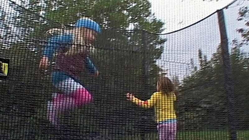 Lisa und Charlotta springen gemeinsam auf dem Trampolin hoch in die Luft. – Bild: WDR/​Die Sendung mit dem Elefanten