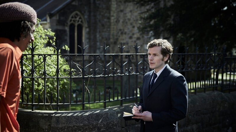 Nach dem Mord an einem Priester befragt Inspektor Morse (Shaun Evans, r.) den Fensterputzer Lee Timothy (Schadrach Agozino, l.) des Opfers. Da dieser direkt neben dem Tatort arbeitet, findet Morse ihn verdächtig. – Bild: Honorarfrei