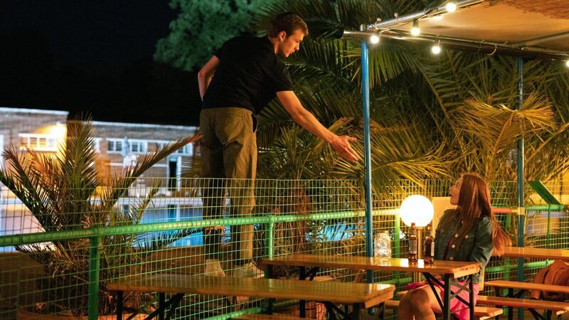 Ben (Harry Lawtey) fordert Emma (Jessica Barden) auf, heimlich über den Zaun ins Freibad zu klettern. – Bild: Jonathan Browning