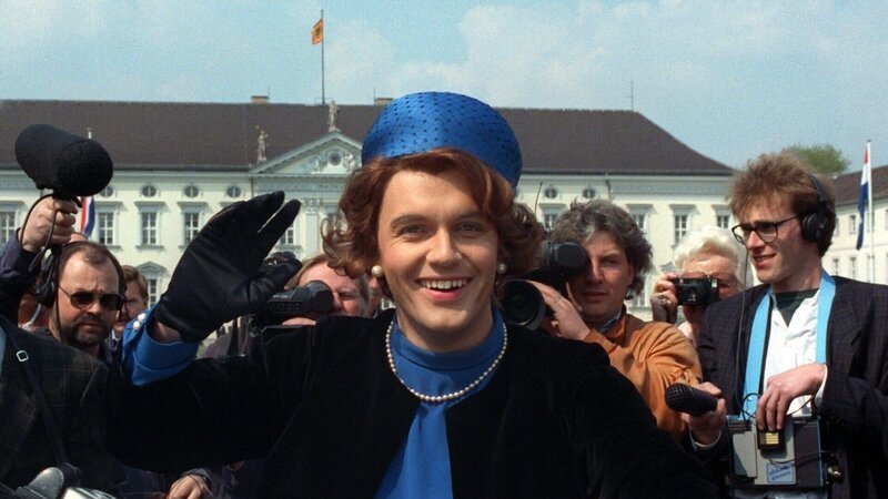 Darüber lacht ganz Deutschland: Im April verkleidet sich der Komiker Hape Kerkeling als Königin Beatrix der Niederlande und fährt beim Bundespräsidenten vor. – Bild: hammer
