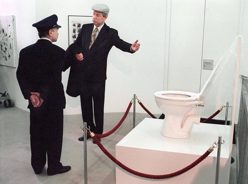 Heinz (Gerd Dudenhöffer) erklärt dem erstaunten Museumswärter seine Interpretation der ausgefallenen Exponate. – Bild: WDR/​Hajo Hohl