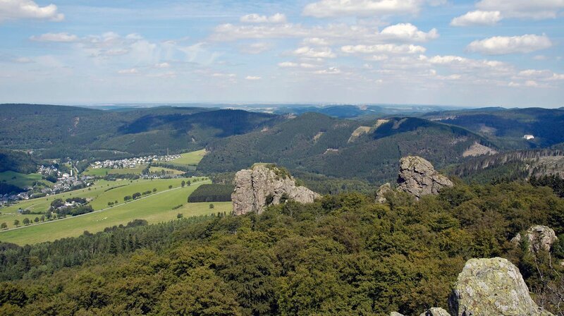 Der Aufstieg auf die Bruchhauser Steine nahe Olsberg ist eine Herausforderung für die Mountainbiker. – Bild: WDR/​mauritius images/​Barbara Boensch