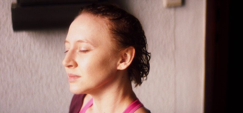 Es wäre schön, wenn Christina (Anna-Maria Mühe) im Heimatort innere Ruhe finden würde. – Bild: SWR/​VIAFILM/​Daniel Schmid
