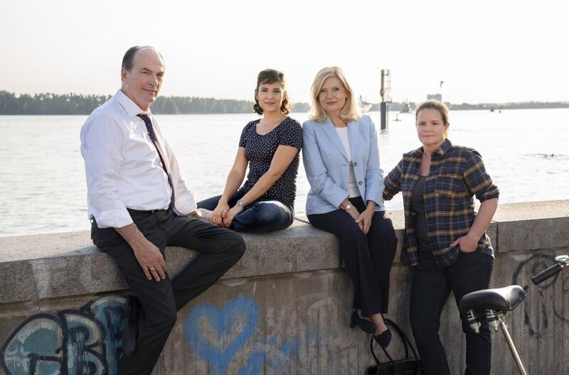 (v.l.n.r.) Markus Gellert (Herbert Knaup); Yasmin Meckel (Sophie Dal); Isa von Brede (Sabine Postel); Gudrun Wohlers (Katrin Pollitt) – Bild: ProSiebenSat.1 Media SE
