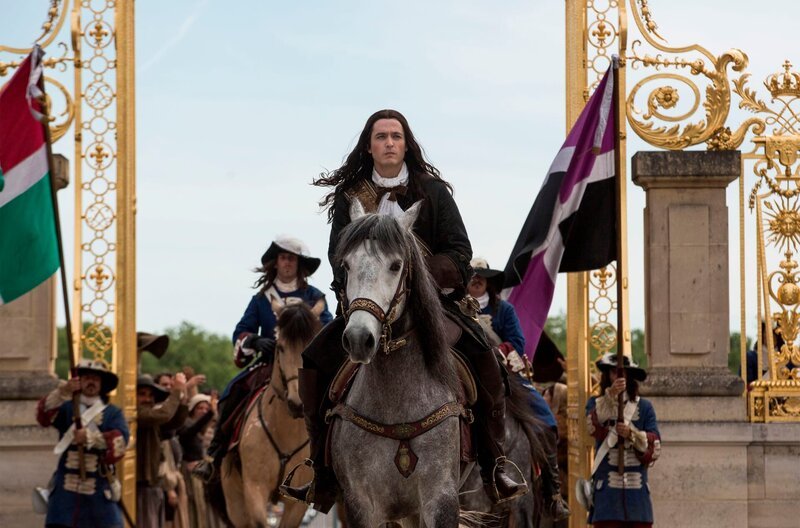 Monsieur Philippe d’Orléans (Alexander Vlahos, vorne) – Bild: WDR/​Tibo et Anouchka/​Capa Drama/​Banijay Studios France/​Entre Chien et Loup /​Canal+
