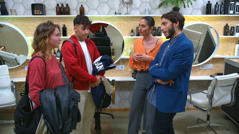 Charli ist gefrustet, weil aus ihrem Praktikumsplatz in der Schnitte nichts wird. Karim setzt sich für sie bei Rick und Sara an – zunächst ohne Erfolg. Doch dann gelingt ihm gemeinsam mit Charli ein Coup, der die beiden zum Umdenken bewegt. – Bild: RTLZWEI