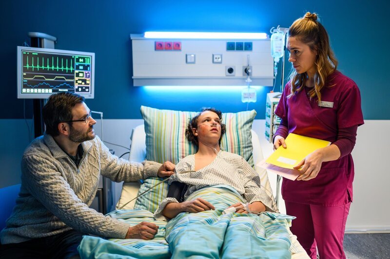 Carsten Lemke (Lukas Piloty, l.), Steve Lemke (Jacob Speidel, M.), Elisabeth „Betty“ Hertz (Henrike Hahn, r.). – Bild: Julia Feldhagen /​ ZDF