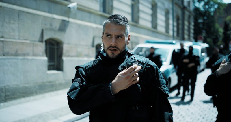 Allein zwischen den Fronten – Bild: Henner Besuch /​ ZDF