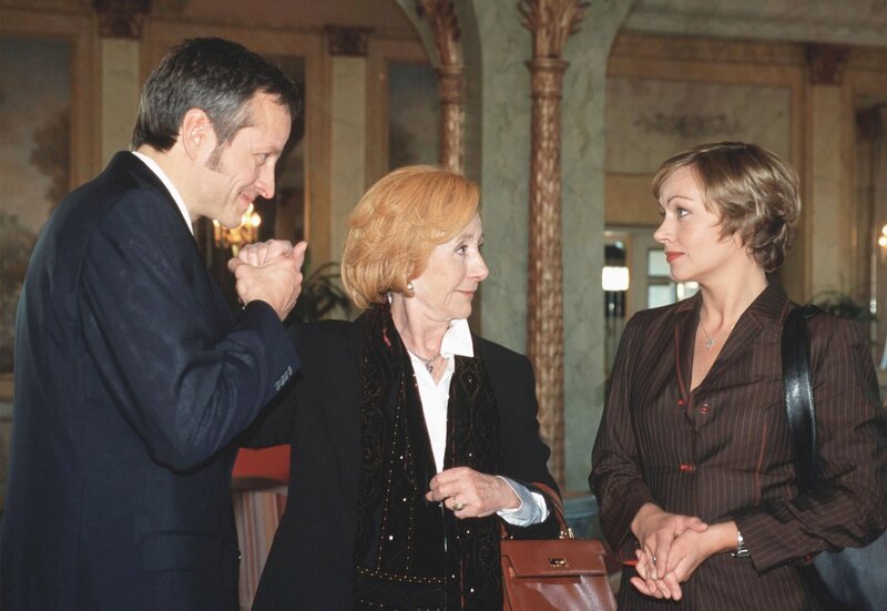 Ob Majas (Jennifer Nitsch, rechts) Ex-Freund auf diesen Typen eifersüchtig wäre? Schon wieder präsentiert Charlotte (Rosemarie Fendel) ihrer Tochter einen potenziellen „Scheinliebhaber“ (Felix Bresser). – Bild: HR/ARD/Degeto/Katrin Knoke Ob Majas (Jennifer Nitsch, rechts) Ex-Freund auf diesen Typen eifersüchtig wäre? Schon wieder präsentiert Charlotte (Rosemarie Fendel) ihrer Tochter einen potenziellen „Scheinliebhaber“ (Felix Bresser). – Bild: HR/ARD/Degeto/Katrin Knoke