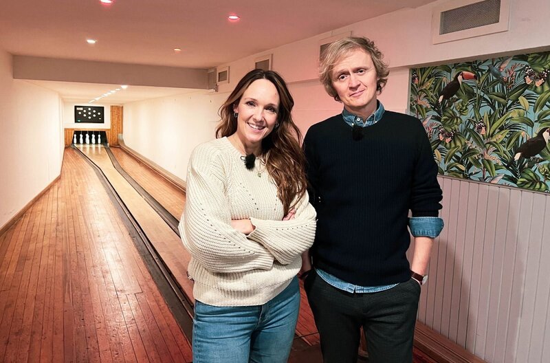 Grimme-Preis-Trägerin und Marie-Bäumers-Comedypreis-Besitzerin Carolin Kebekus liefert sich in dieser Kurzstrecke ein episches Kegel-Battle mit Pierre M. Krause. – Bild: SWR/​dibido