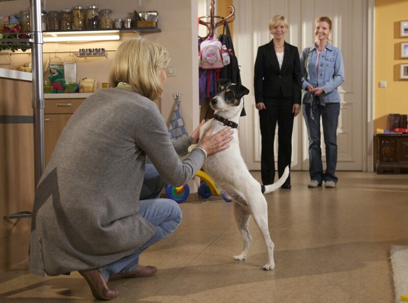 Überraschend kommt Oberschwester Ingrid bei Kathrin Globisch vorbei, um ihre kranke Mutter Eva zu einem Spaziergang mit Hund Hugo einzuladen. Dieser scheint ganz besondere Fähigkeiten zu besitzen und Eva ist ganz begeistert von ihm. – Bild: MDR/​MDR/​Wernicke