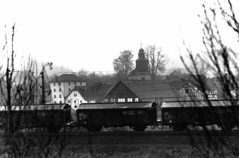 Der alte jüdische Friedhof ist durch die Bahnstrecke vom Dorf Rhina getrennt. – Bild: HR/Pavel Schnabel Filmproduktion Der alte jüdische Friedhof ist durch die Bahnstrecke vom Dorf Rhina getrennt. – Bild: HR/Pavel Schnabel Filmproduktion