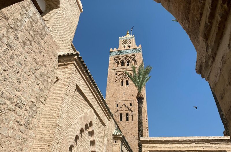 Eine der ältesten Moscheen Marokkos: die Koutoubia-Moschee im Herzen von Marrakesch – Bild: Autentic/​Sonja von Behrens