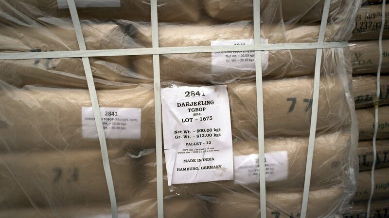 Indien ist einer der größten Teeproduzenten weltweit. – Bild: ORF/Langbein & Partner Media Indien ist einer der größten Teeproduzenten weltweit. – Bild: ORF/Langbein & Partner Media