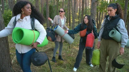 In der Luxus-Waldhütte von Freddy soll Cleo auf andere Gedanken kommen und ihren Liebeskummer wegen Maxim vergessen. Karla und die Loftgirls setzen alles daran, dass die Mission zum Erfolg wird und Cleo endlich mal wieder lachen kann. – Bild: RTLZWEI
