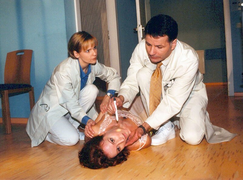 Die schwangere Hanna Felber (Nicole Beutler) erleidet einen epileptischen Anfall. Das stellt die Ärzte Dr. Globisch (Andrea Kathrin Loewig, links) und Dr. Heilmann (Thomas Ruehmann, rechts) vor eine fast unlösbare Aufgabe. Wird die Patientin ihr Kind behalten können? – Bild: NDR/​MDR