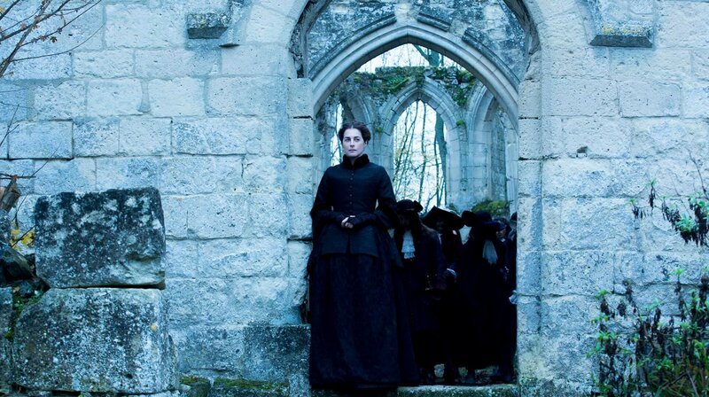 Béatrice (Amira Casar) – Bild: WDR/​Tibo & Anouchka/​Capa Drama/​Zodiak Fiction/​Incendo/​Canal+