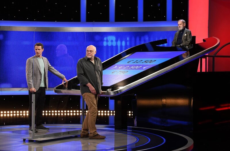 Moderator Alexander Bommes (l.) mit dem Kandidaten Günter Keusemann (2.v.l.) und dem Jäger Klaus Otto Nagorsnik (r.). – Bild: ARD/​Uwe Ernst