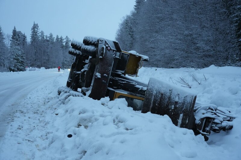 Ein Bagger, der transportiert wurde, stürzte um und liegt nun auf der Seite im Graben. – Bild: National Geographic