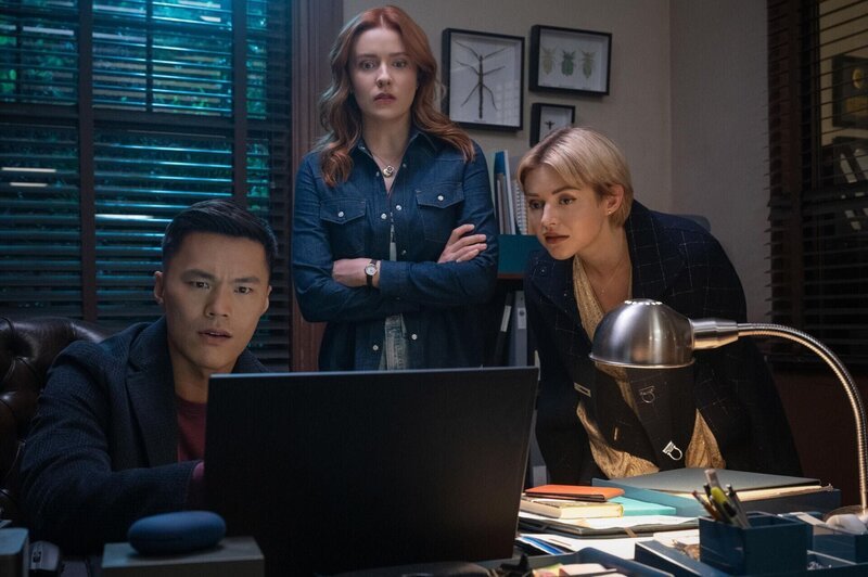 (v.l.n.r.) Agent Park (John Harlan Kim); Nancy Drew (Kennedy McMann); Temperance Hudson (Bo Martynowska) – Bild: Robert Falconer
