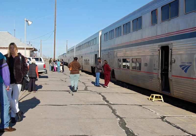 Der „Amtrak“ hält für einem kurzen Zwischenstopp. – Bild: NDR/​NDR/​Rita Knobel-Ulrich