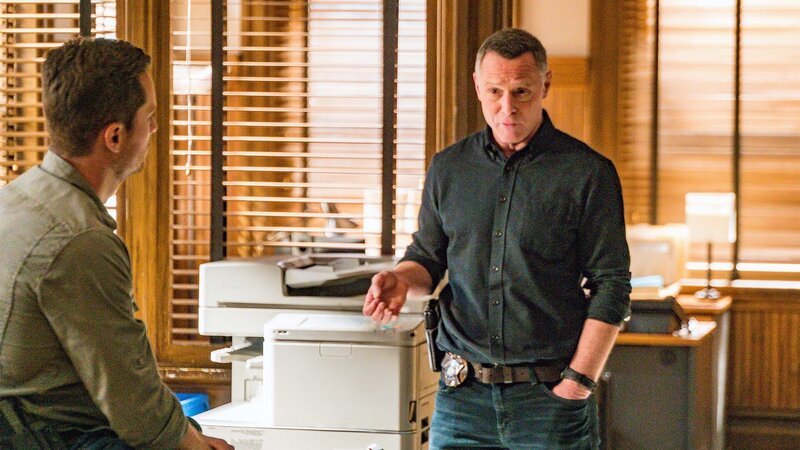 Jay Halstead (Jesse Lee Soffer) und Hank Voight (Jason Beghe). – Bild: AXN Black
