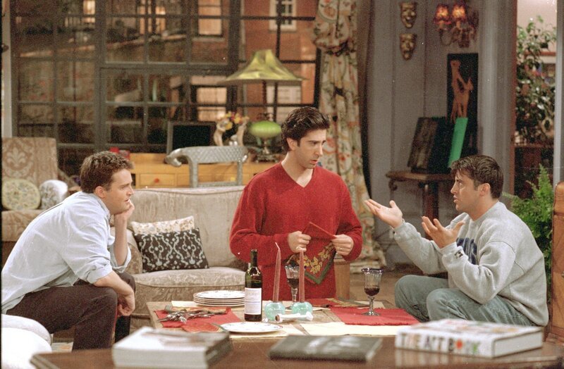(v.l.n.r.) Chandler Bing (Matthew Perry); Ross Geller (David Schwimmer); Joey Tribbiani (Matt LeBlanc) – Bild: Warner Bros Entertainment Inc. All rights reserved. Lizenzbild frei