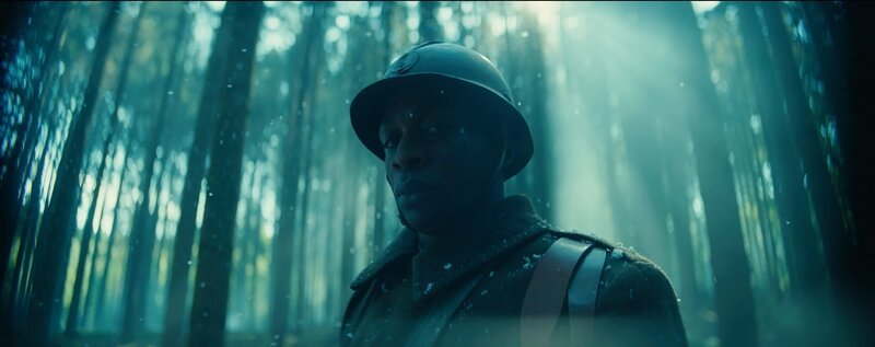 Frantz Fanon (Moussa Sylla) aus der französischen Kolonie Martinique meldet sich mit 17 Jahren freiwillig zum Kriegsdienst. Als Schwarzer erlebt er den täglichen Rassismus in der französischen Armee, den Forces Françaises Libres (FFL), in Europa. – Bild: ORF/​Looksfilm/​SWR/​ARTE/​ARD/​CT/​Mateusz Wichłacz