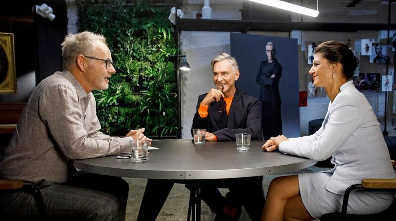 Gastgeber Reinhold Beckmann begrüßt in der ersten Ausgabe seiner neuen Talkshow ‚Reinhold trifft …‘, die Politikerin Sahra Wagenknecht und den Modedesigner Wolfgang Joop. – Bild: NDR/​Morris Mac Matzen
