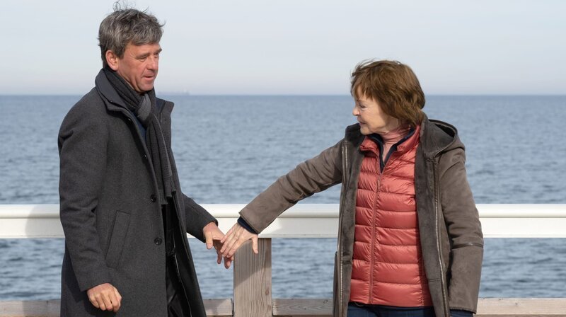Karin Lossow (Katrin Sass) gibt Stefan Thiel (Peter Schneider) versöhnend die Hand. – Bild: NDR/​ARD Degeto/​Florian Kaposi
