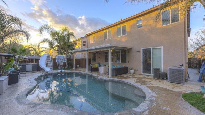 The backyard in this Discovery Bay, CA home may not have water access, but it has a beautiful swimming pool, which may work for homebuyers, Ben and Gina, as seen on HGTV’s House Hunters. – Bild: HGTV/​Scripps Networks, LLC