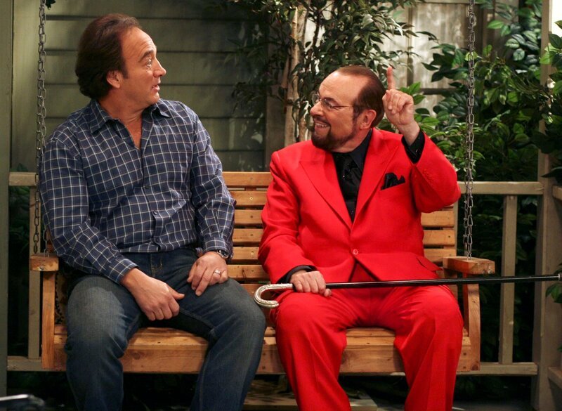 Jim (Jim Belushi, li.) macht mit dem Teufel (James Lipton) einen Deal … – Bild: Disney