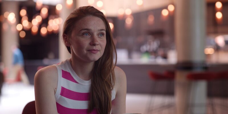 Bens erstes Treffen mit der jungen Schauspielerin Emma Lyttleton (Jessica Barden) zu einem Interview für seine Zeitungskolumne geht mit Hindernissen einher. – Bild: ITV Studios /​ ZDF