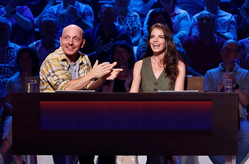 Rateteam-Kapitän Bernhard Hoëcker (l.) mit Sängerin und Schauspielerin Yvonne Catterfeld (r.). – Bild: ARD/​Morris Mac Matzen