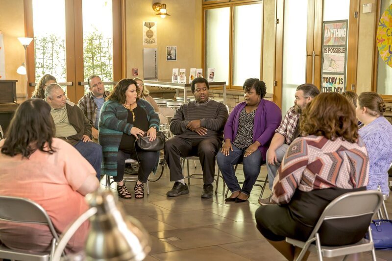 In Kates Selbsthilfegruppe diskutieren die Mitglieder, wie verlockend die Thanksgiving Zeit sein wird, was Zweifel in Kate (Chrissy Metz, 5.v.l.) erweckt … – Bild: Twentieth Century Fox Film Corporation /​ NBCUniversal Media, LLC