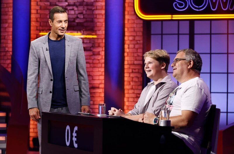 Moderator Kai Pflaume (l.) mit Rateteam-Kapitän Elton (r.) und Schauspieler Julius Weckauf (M.). – Bild: ARD/​Morris Mac Matzen