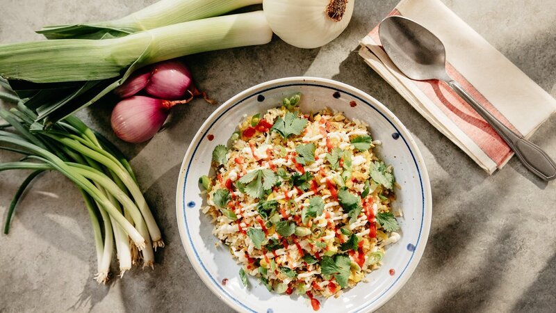 Molly Yeh bekommt Besuch auf der Farm von ihrem Dad und ihrer Tante Lucy. Passend dazu kocht sie chinesische Rezepte, die über Generationen ihrer Familie weitergegeben wurden. Es gibt süß-saures Schweinefleisch mit gebratenem Reis und dazu sautierten Spinat mit Knoblauch – so einfach, aber voller Geschmack. Zum Nachtisch bereitet sie mit Schokolade gefüllte Sesambällchen zu. – Bild: HGTV