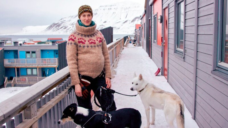 Élise Thil wird vor der Geburt Spitzbergen verlassen müssen. Einen Kreißsaal gibt es hier nicht. – Bild: HR/​WDR/​Alpha Container GmbH