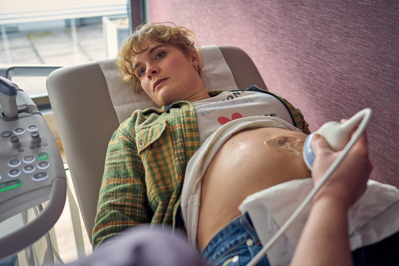 Lena hofft, dass mit dem Baby alles okay ist. – Bild: Frank Dicks /​ ZDF