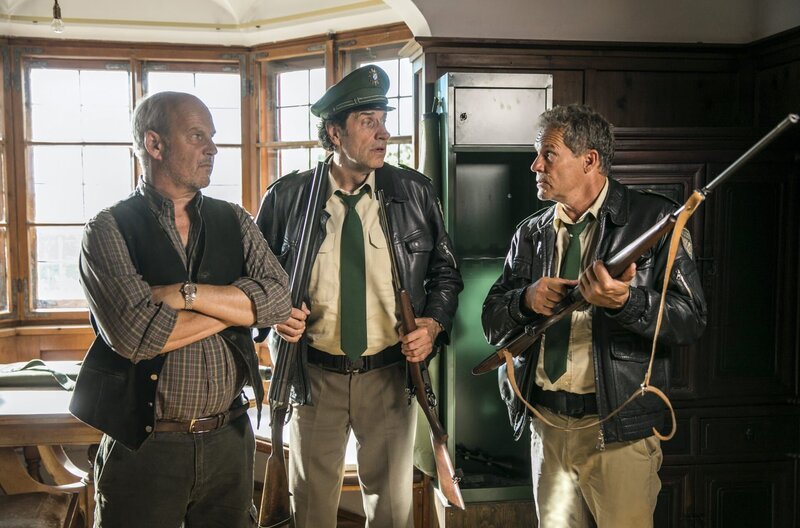 Hubert und Staller finden bei Walter Sunninger Jagdgewehre. – Bild: ARD/​BR/​TMG/​Chris Hirschhäuser