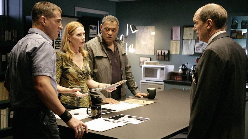 Ecklie (Marc Vann, r.) fordert von (v.l.) Nick (George Eads), Catherine (Marg Helgenberger) und Ray Langston (Laurence Fishburne) schnelle Ergebnisse im Fall Hamilton, da die Presse bereits wilde Spekulationen verbreitet. – Bild: RTL /​ CBS