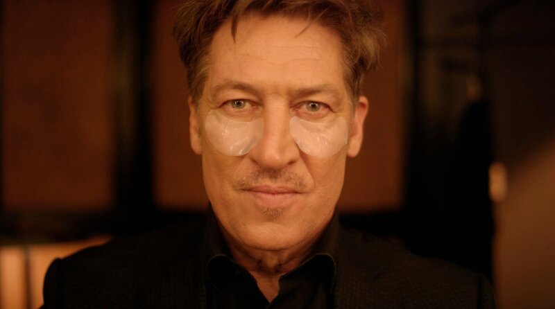 Max Baumbacher (Tobias Moretti); ONE BAUMBACHER SYNDROME, am Samstag (09.11.24) um 22:00 Uhr. Max Baumbacher (Tobias Moretti) © WDR/Kinescope Film, honorarfrei – Verwendung gemäß der AGB im engen inhaltlichen, redaktionellen Zusammenhang mit genannter Sendung bei Nennung „Bild: WDR/Kinescope Film“ (S2+). WDR Kommunikation/Redaktion Bild, Köln, Tel: 0221/220 -7132 oder -7133, Fax: -777132, bildkommunikation@wdr.de – Bild: WDR/Kinescope Film Max Baumbacher (Tobias Moretti); ONE BAUMBACHER SYNDROME, am Samstag (09.11.24) um 22:00 Uhr. Max Baumbacher (Tobias Moretti) © WDR/Kinescope Film, honorarfrei – Verwendung gemäß der AGB im engen inhaltlichen, redaktionellen Zusammenhang mit genannter Sendung bei Nennung „Bild: WDR/Kinescope Film“ (S2+). WDR Kommunikation/Redaktion Bild, Köln, Tel: 0221/220 -7132 oder -7133, Fax: -777132, bildkommunikation@wdr.de – Bild: WDR/Kinescope Film