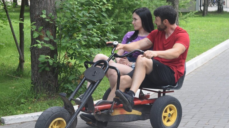 GEOFFREY AND VARYA riding a bike. – Bild: Discovery Communications, LLC