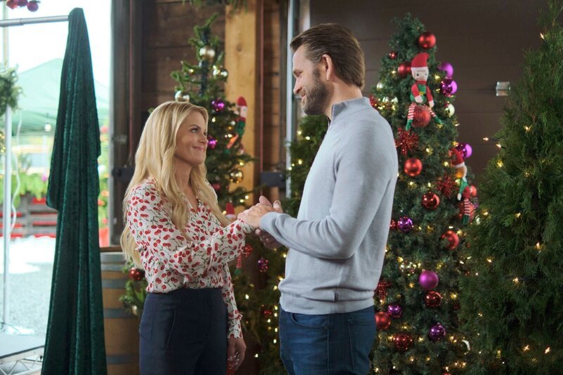 Lara (Candace Cameron Bure, li.) tritt bei einem Weihnachtswettbewerb gegen ihren Ex Ben (John Brotherton, re.) an, um Geld für eine Wohltätigkeitsorganisation zu gewinnen. Doch was ist wichtiger: Sieg oder die Liebe? – Bild: XMAS CONTEST PRODUCTIONS (VAN) INC.