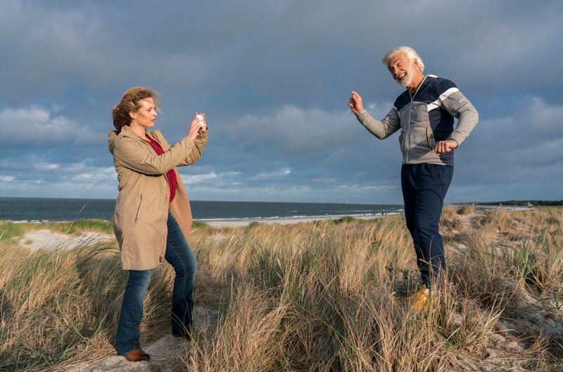 Camping-Kalle (Christoph M. Ohrt) unterstützt Desiree (Diana Amft). – Bild: ARD Degeto/​Sandra Hoever /​ ZDF