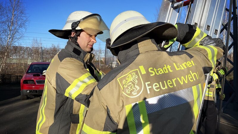 Die Einsatzkräfte auf den Feuerwachen in Lünen. – Bild: Warner Bros. Discovery