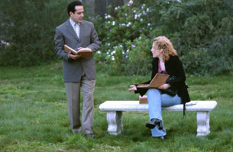 Monk (Tony Shalhoub) und Sharona (Bitty Schram) müssen bei ihrem neuesten Fall als Ehepaar auftreten – eine Farce, die nur mühsam von beiden aufrechterhalten werden kann. – Bild: SUPER RTL